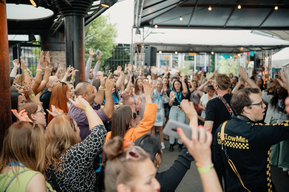Sommerfest mit Music4Friends: Fröhliche Menschen feiern im Sommer bei Musik und guter Laune.